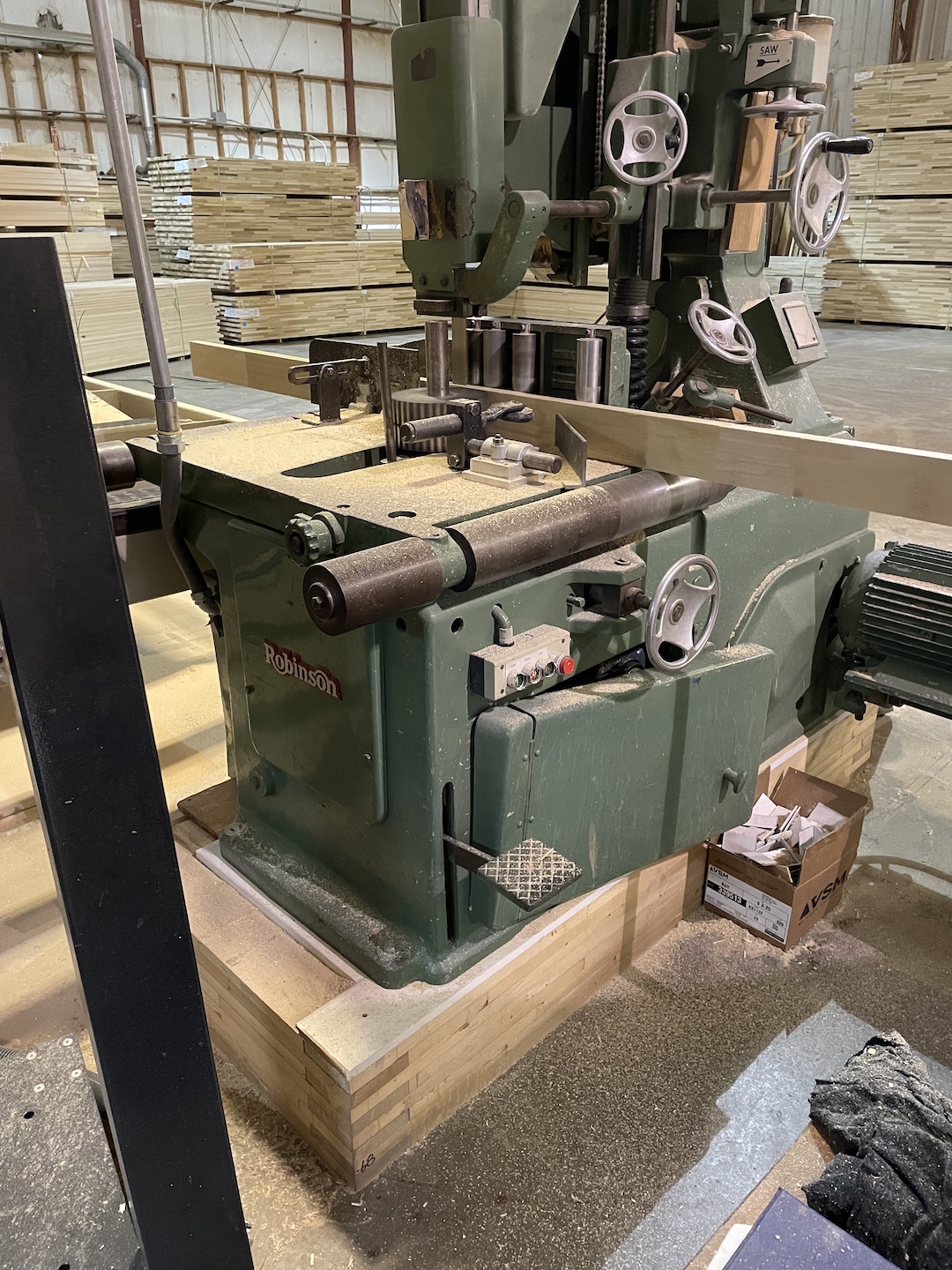 Vertical resaw machine ensuring precise board thickness